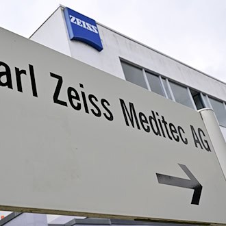 Die Carl Zeiss Meditec AG gehört zu den umsatzstärksten Industrieunternehmen in Ostdeutschland. / Foto: Martin Schutt/dpa