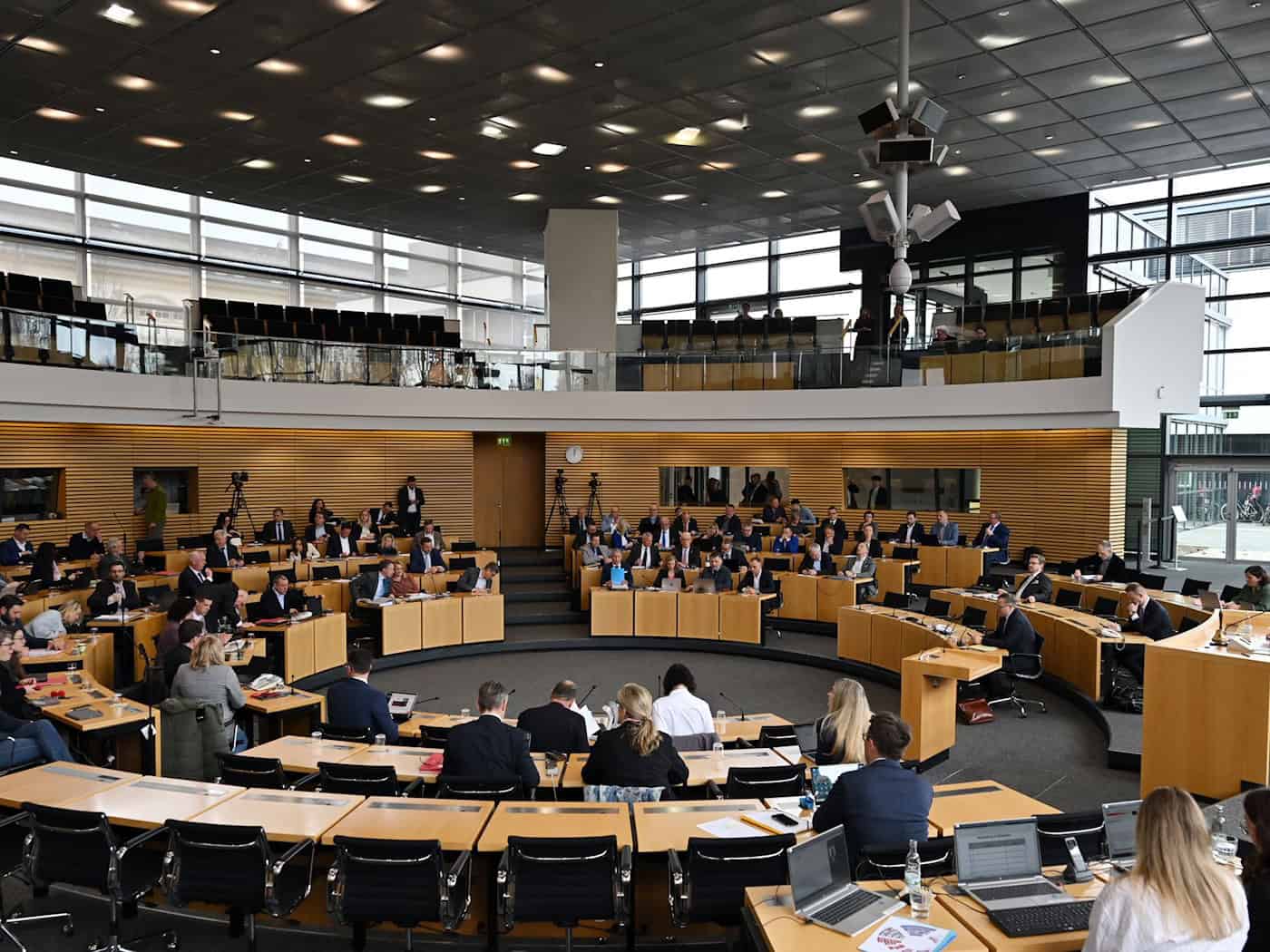Die Fraktionen im Thüringer Landtag diskutierten kontrovers über die Schulpflicht. Die AfD-Fraktion steht mit ihrer Position isoliert da. (Archivbild) / Foto: Martin Schutt/dpa