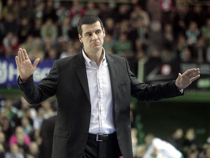 Cheftrainer Vladimir Jovanovic baut den Basketball-Bundesligisten Syntainics MBC personell um. (Archivbild) / Foto: picture alliance / dpa
