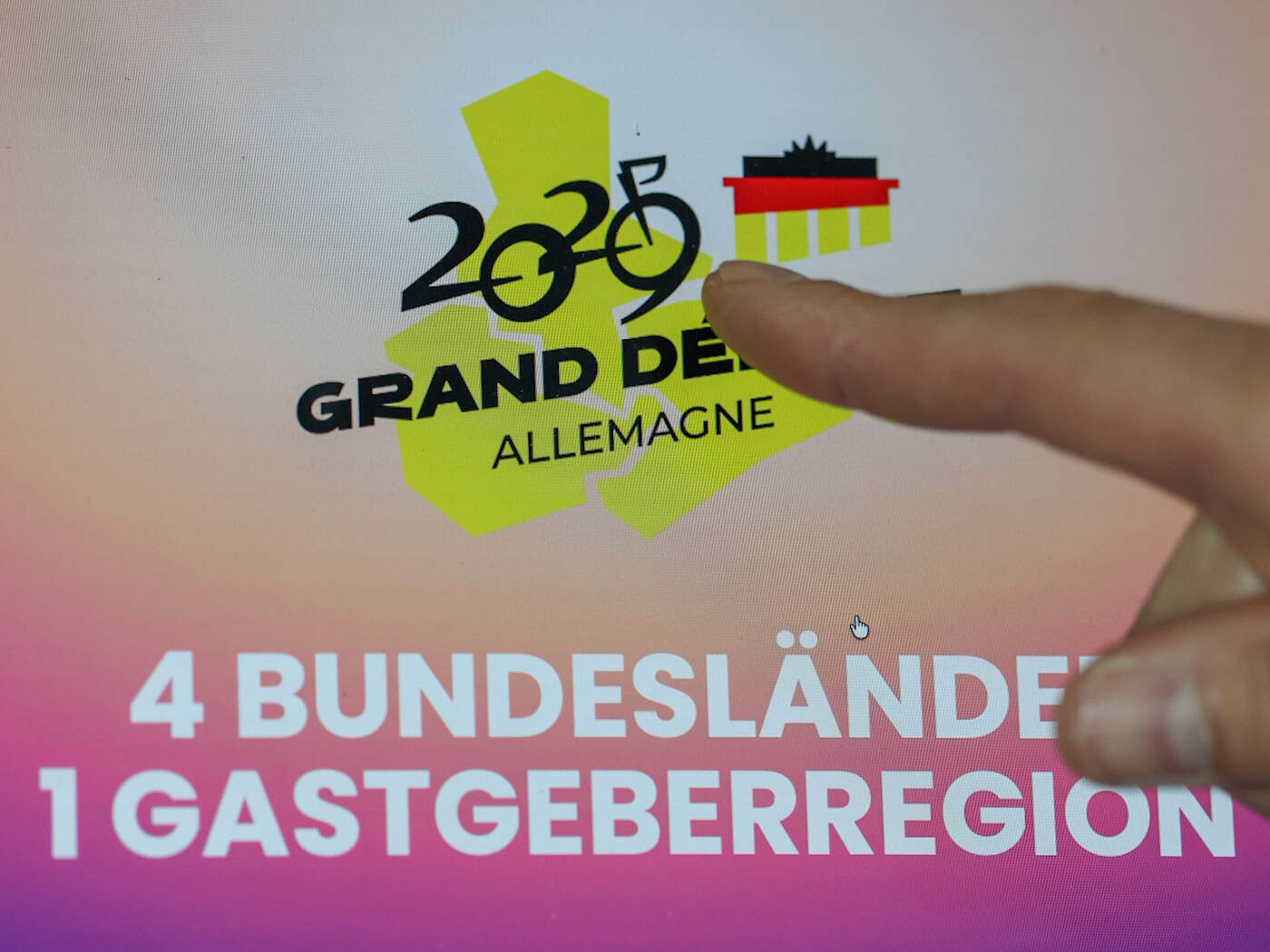 Das neue Logo „2029 Grand Depart“ für den geplanten Start der Tour de France 2029 in Ostdeutschland.  / Foto: Jan Woitas/dpa