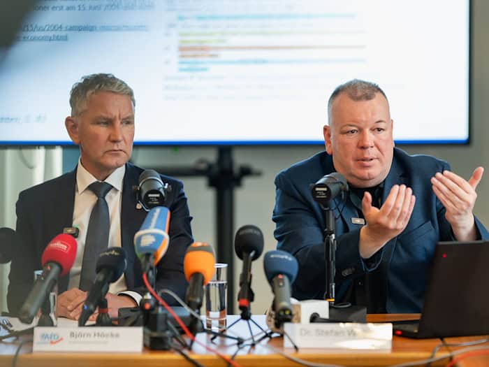 Die Thüringer AfD-Fraktion mit ihrem Chef Björn Höcke und hat den als Plagiatsjäger bekannten österreichischen Kommunikationswissenschaftler Stefan Weber mit einem neuen Gutachten zur Doktorarbeit von Mario Voigt beauftragt.  / Foto: Jacob Schröter/dpa