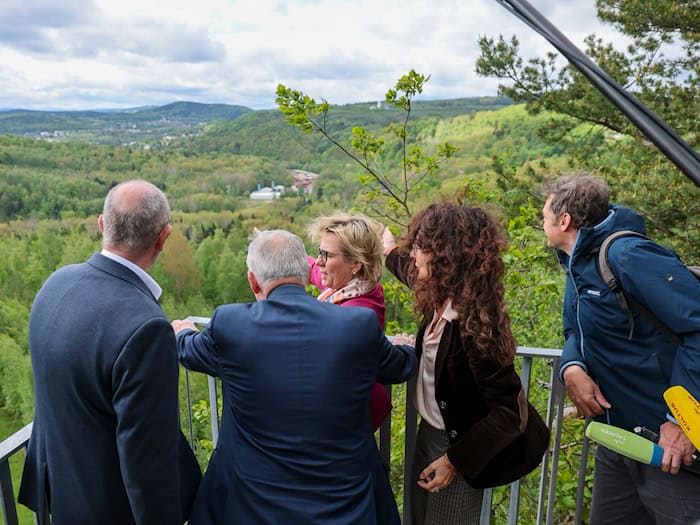Sachsens Kultur- und Tourismusministerin Barbara Klepsch (CDU) gehörte zu den ersten Besuchern der neuen Aussichtsplattform am Uranbergbauschacht 371 in Hartenstein.  / Foto: Jan Woitas/dpa