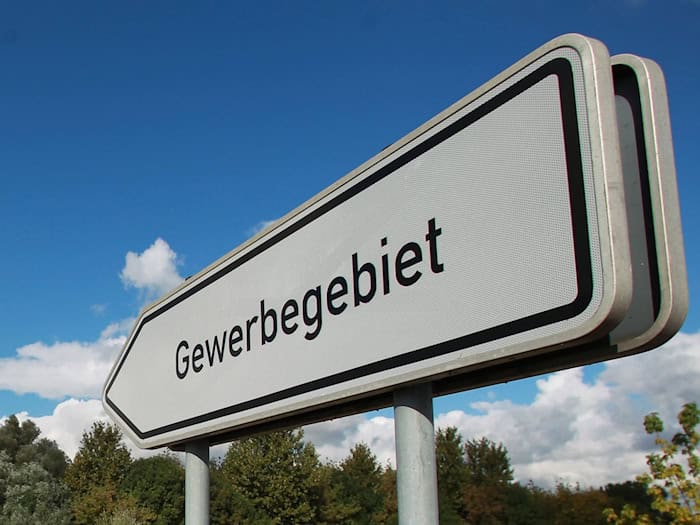 An der B19 ist ein neues Gewerbegebiet entstanden. (Symbolbild) / Foto: Jens Wolf/dpa-Zentralbild/dpa