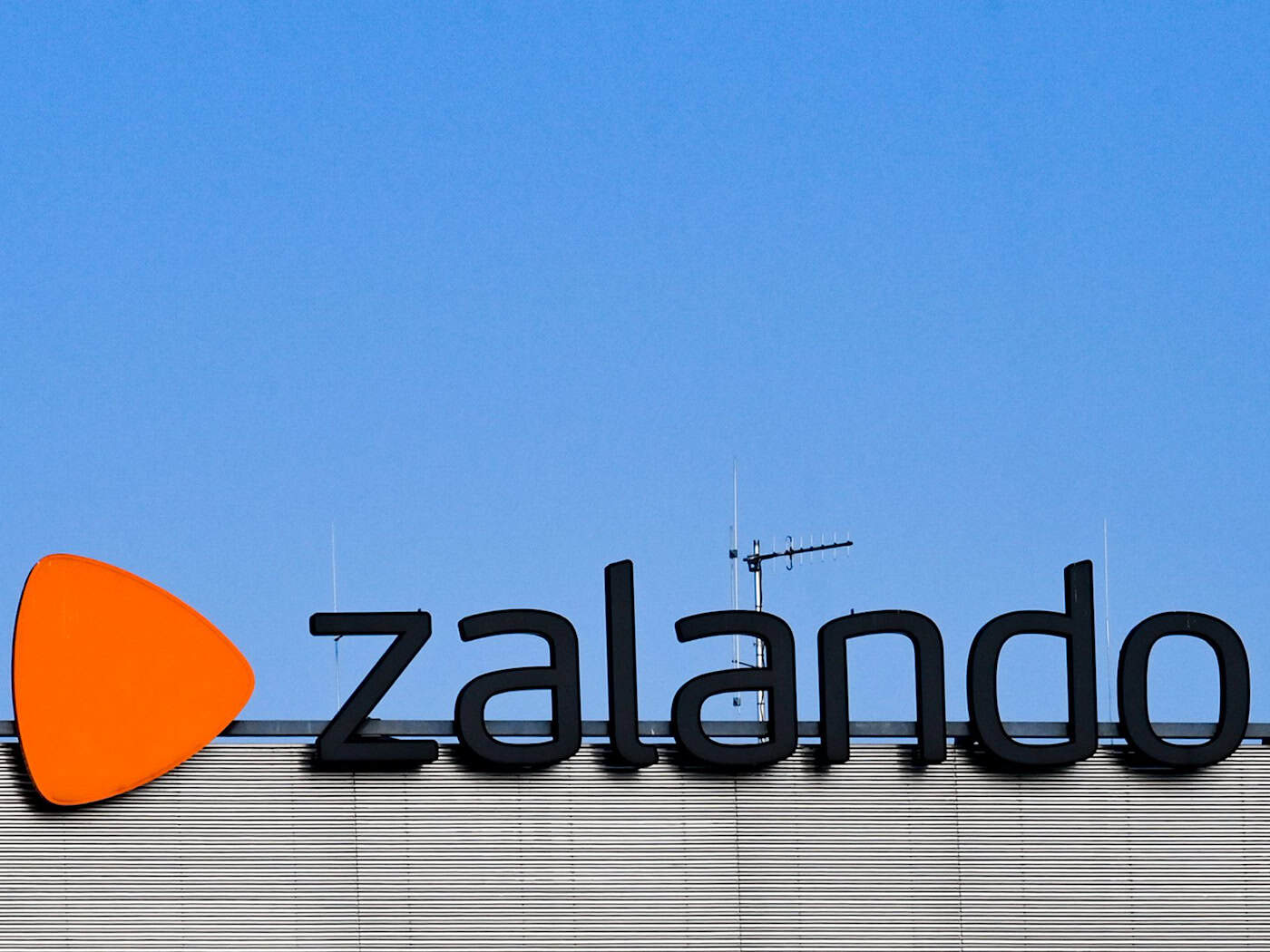 Zalando will das Erfurter Logistikzentrum im September schließen. (Archivbild) / Foto: Jens Kalaene/dpa-Zentralbild/dpa
