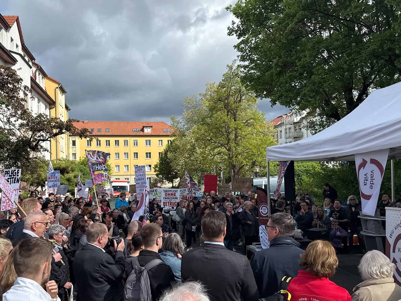 Vor dem Thüringer Landtag haben Pflegekräfte ihren Unmut gegen Reformpläne der Bundesregierung Ausdruck verliehen.  / Foto: Stefan Hantzschmann/dpa-Zentralbild/dpa