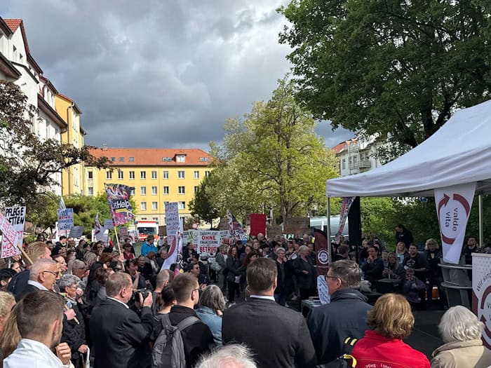 Vor dem Thüringer Landtag haben Pflegekräfte ihren Unmut gegen Reformpläne der Bundesregierung Ausdruck verliehen.  / Foto: Stefan Hantzschmann/dpa-Zentralbild/dpa