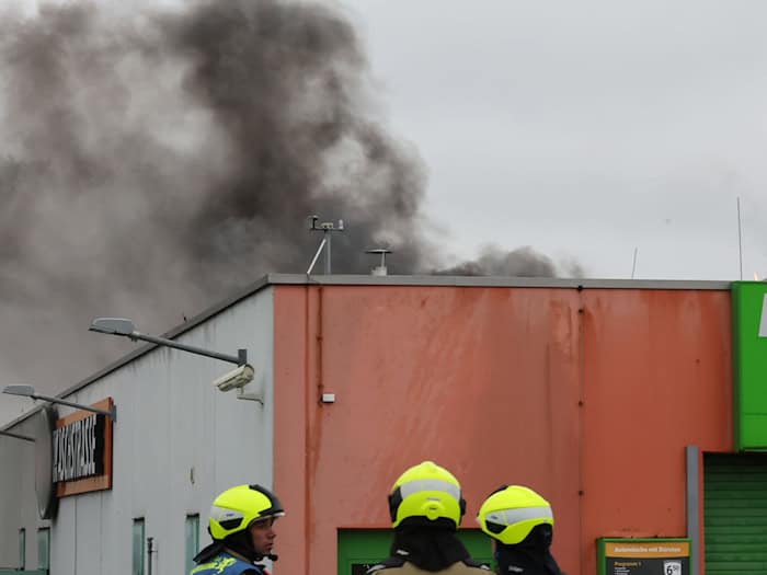 Zwei Tage nach einem Großbrand in einer Waschstraße in Gera sind die Brandermittlungen abgeschlossen.  / Foto: Bodo Schackow/dpa
