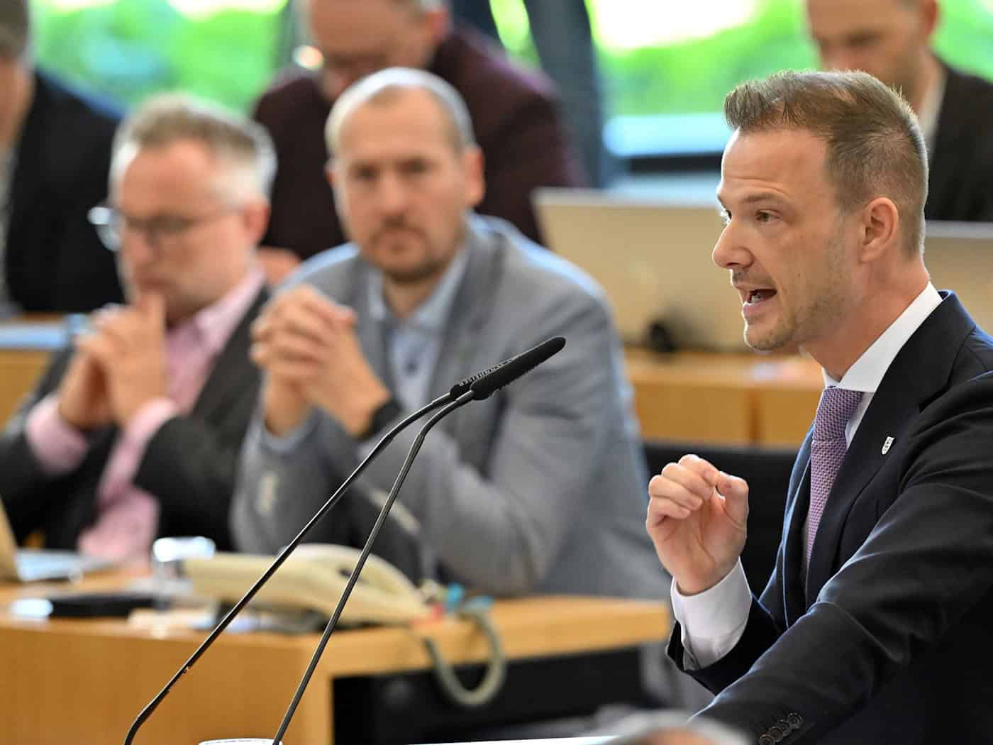 Staatskanzleiminister Stefan Gruhner verwies darauf, dass die politisch motivierte Kriminalität 2024 um 69 Prozent im Freistaat gestiegen sei.  / Foto: Martin Schutt/dpa