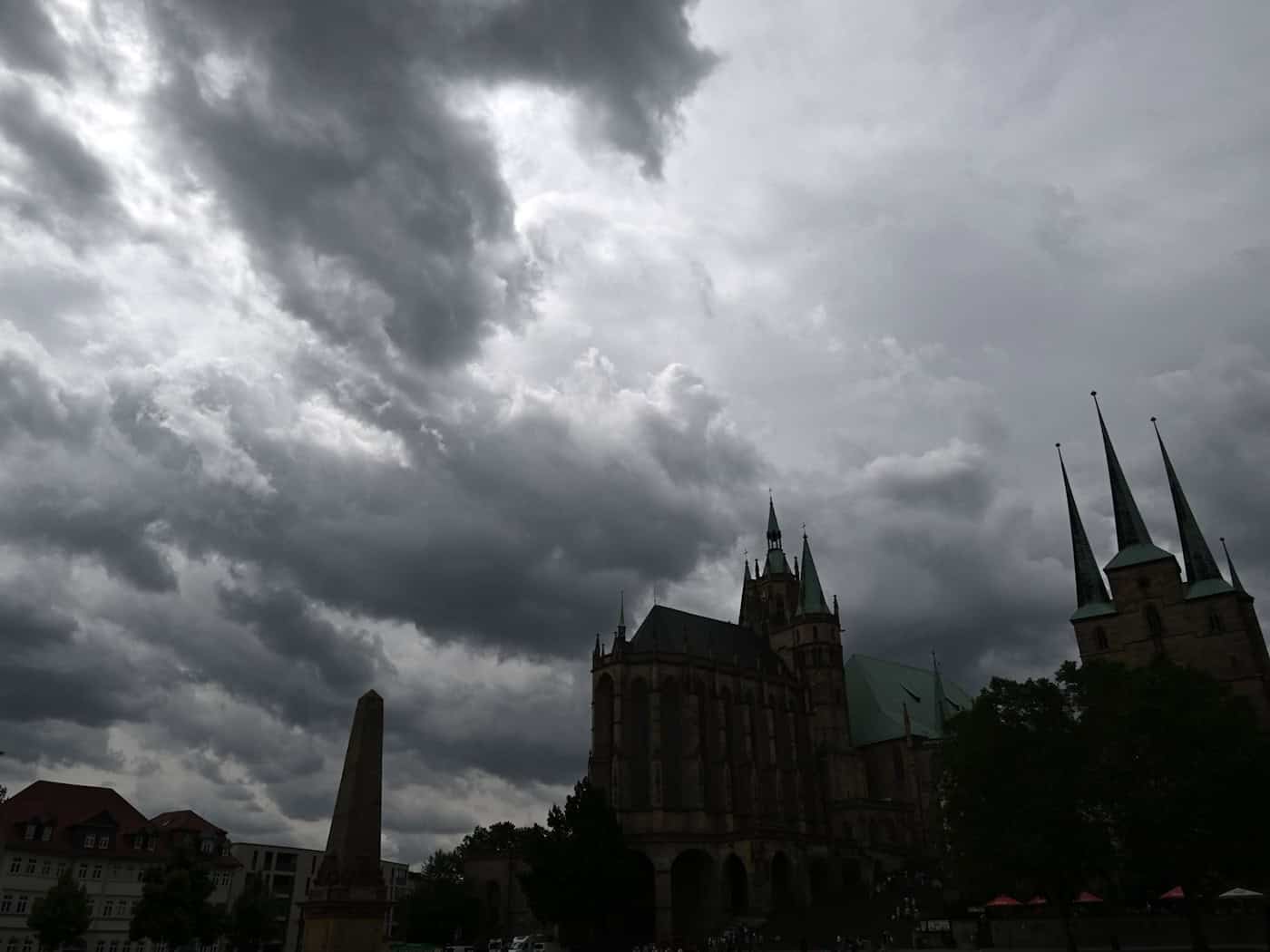 Dicke Wolken hängen am Himmel. Im Laufe der Woche soll es immer wieder regnen und gewittern. (Symbolbild) / Foto: Martin Schutt/dpa