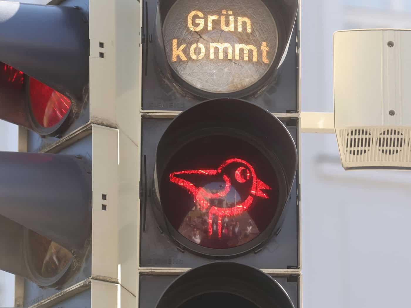 Ist der rote Spatz zu sehen, sollten Fußgänger stehen bleiben. / Foto: Bodo Schackow/dpa