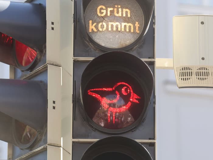Ist der rote Spatz zu sehen, sollten Fußgänger stehen bleiben. / Foto: Bodo Schackow/dpa