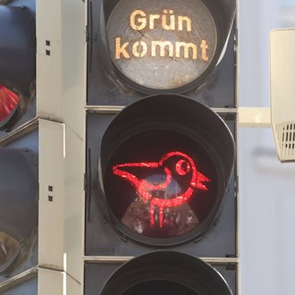 Ist der rote Spatz zu sehen, sollten Fußgänger stehen bleiben. / Foto: Bodo Schackow/dpa