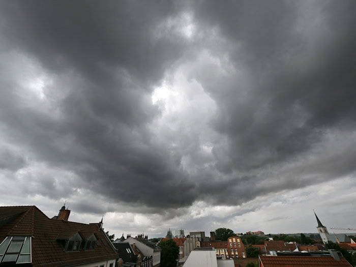 Viele Wolken, Regen und Gewitter werden in den nächsten Tagen erwartet. (Archivbild) / Foto: Martin Schutt/dpa