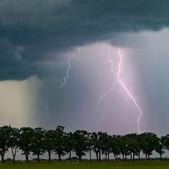 In Thüringen kann es ab Dienstagabend zu Starkregen und Gewittern kommen. (Symbolbild) / Foto: Patrick Pleul/dpa