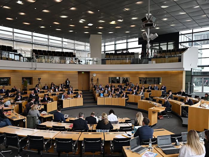 Die Fraktionen im Thüringer Landtag diskutierten kontrovers über die Schulpflicht. Die AfD-Fraktion steht mit ihrer Position isoliert da. (Archivbild) / Foto: Martin Schutt/dpa