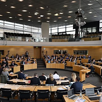 Die Fraktionen im Thüringer Landtag diskutierten kontrovers über die Schulpflicht. Die AfD-Fraktion steht mit ihrer Position isoliert da. (Archivbild) / Foto: Martin Schutt/dpa