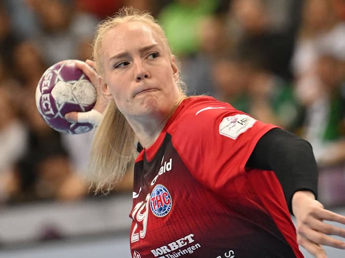 Johanna Reichert und die Bundesliga-Handballerinnen des Thüringer HC setzten sich im zweiten Halbfinalduell knapp gegen die HSG Blomberg-Lippe durch. (Archivbild) / Foto: Marijan Murat/dpa