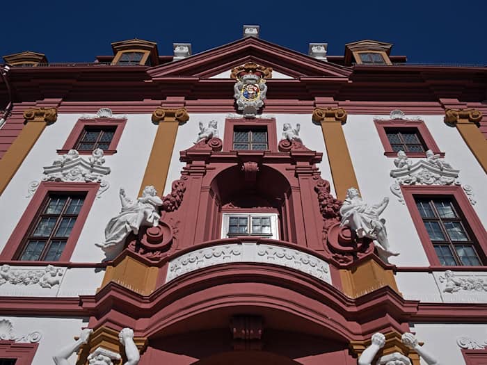 Der Thüringen-Monitor wird seit 2000 im Auftrag der Thüringer Staatskanzlei von Wissenschaftlern der Universität Jena erstellt (Symbolbild) / Foto: Martin Schutt/dpa