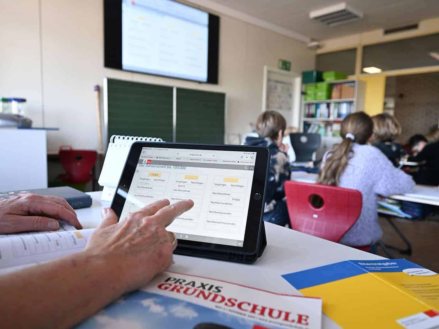Für die weitere Digitalisierung der Thüringer Schulen sollen bis 2032 rund 112 Millionen Euro aufgewendet werden. (Symbolbild) / Foto: Bernd Weißbrod/dpa
