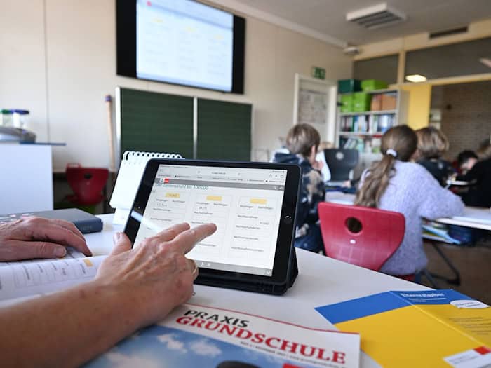 Für die weitere Digitalisierung der Thüringer Schulen sollen bis 2032 rund 112 Millionen Euro aufgewendet werden. (Symbolbild) / Foto: Bernd Weißbrod/dpa
