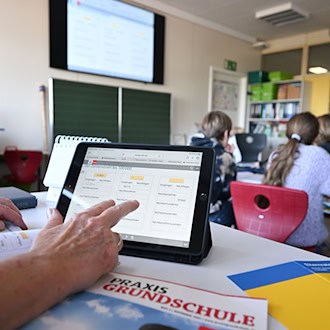 Für die weitere Digitalisierung der Thüringer Schulen sollen bis 2032 rund 112 Millionen Euro aufgewendet werden. (Symbolbild) / Foto: Bernd Weißbrod/dpa