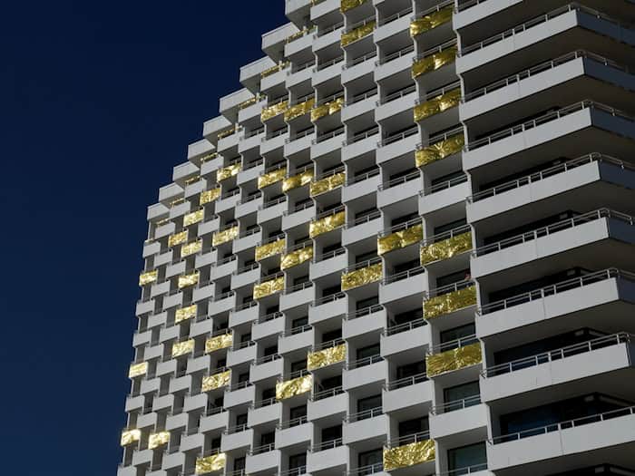 Gut sichtbar wird das 55-jährige Bestehen des Hotel Neptuns gewürdigt.  / Foto: Bernd Wüstneck/dpa