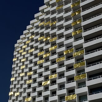 Gut sichtbar wird das 55-jährige Bestehen des Hotel Neptuns gewürdigt.  / Foto: Bernd Wüstneck/dpa