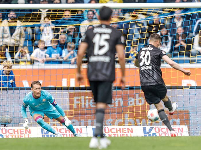 Dynamo-Kapitän Stefan Kutschke (r) scheitert an Torwart Ron-Thorben Hoffmann (l, Eintracht Braunschweig) mit einem Elfmeter. / Foto: Andreas Gora/dpa