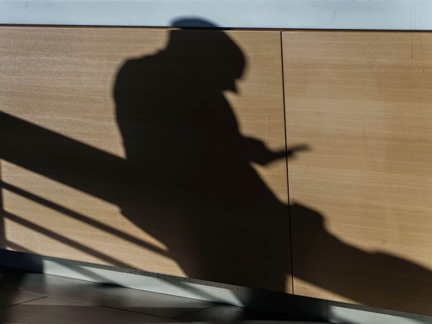 Ständig wandern der Blick und die Hand zum Smartphone: Gerade jüngeren Menschen geht es einer Umfrage der IU Internationalen Hochschule in Erfurt zufolge häufig so. (Symbolbild) / Foto: Andreas Arnold/dpa