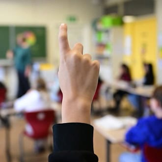 70 Prozent der Befragten lehnen einer Umfrage zufolge den Vorschlag ab, die Schulpflicht durch eine sogenannte Bildungspflicht mit Heimunterricht-Möglichkeiten zu ersetzen. (Symbolbild) / Foto: Bernd Weißbrod/dpa