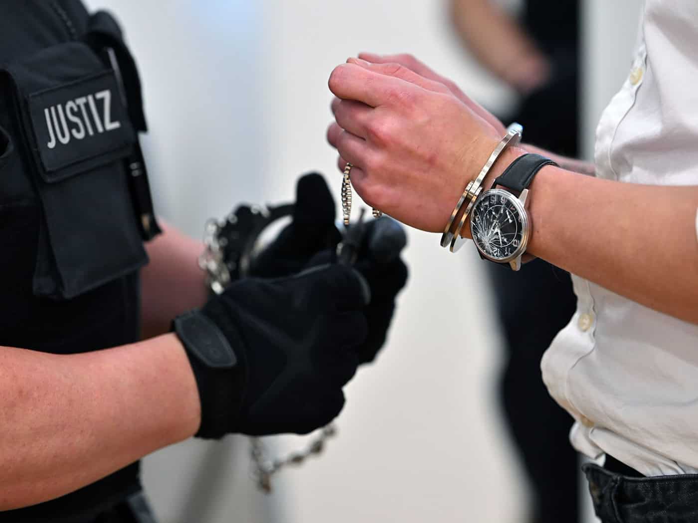 Den Hauptangeklagten hat das Gericht zu einer mehrjährigen Haftstrafe verurteilt, weil er sich unter anderem der Brandstiftung und Körperverletzung schuldig gemacht habe.  / Foto: Martin Schutt/dpa