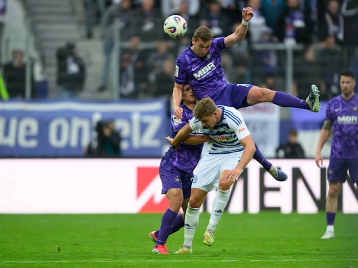  Jonah Fabisch (FC Erzgebirge Aue, l-r), Julian Günther-Schmidt (FC Erzgebirge Aue) kämpfen mir Thilo Töpken (MSV Duisburg) um den Ball. / Foto: Robert Michael/dpa