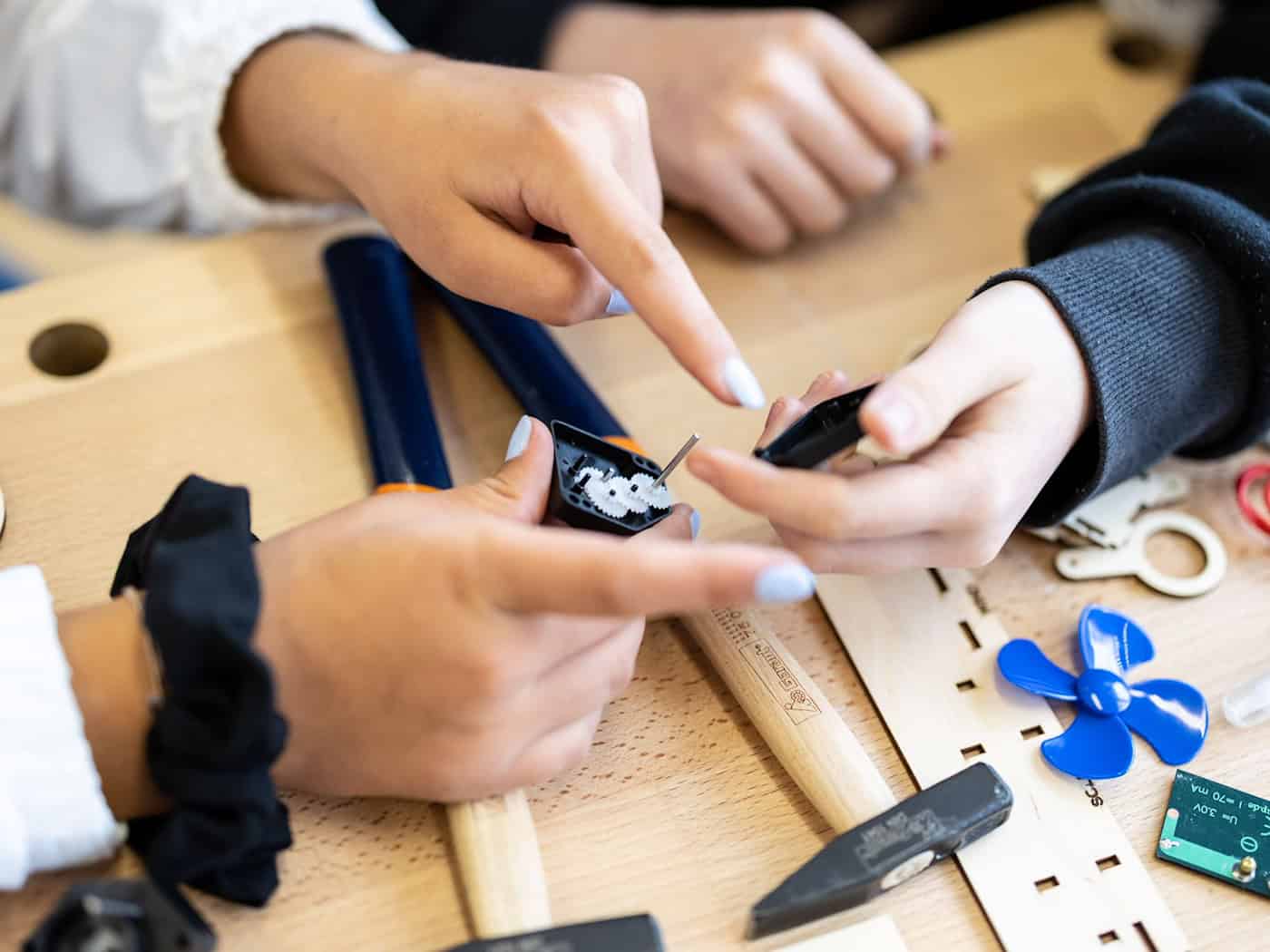 In Schul-AGs experimentieren Schülerinnen und Schüler, werkeln, spielen Theater und vieles mehr. (Symbolbild) / Foto: Matthias Balk/dpa