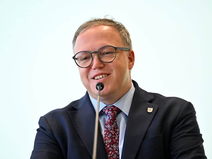 Thüringens Ministerpräsident Mario Voigt (CDU) wirbt für eine Beteiligung am Ehrentag, der vom Bundespräsidenten anlässlich des Geburtstages des Grundgesetzes ausgerufen wurde. (Archivbild) / Foto: Martin Schutt/dpa