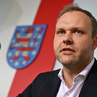 Die AfD will zur Dissertation von Regierungschef Mario Voigt (CDU) ein Gutachten eines Plagiatsjägers vorlegen. / Foto: Martin Schutt/dpa