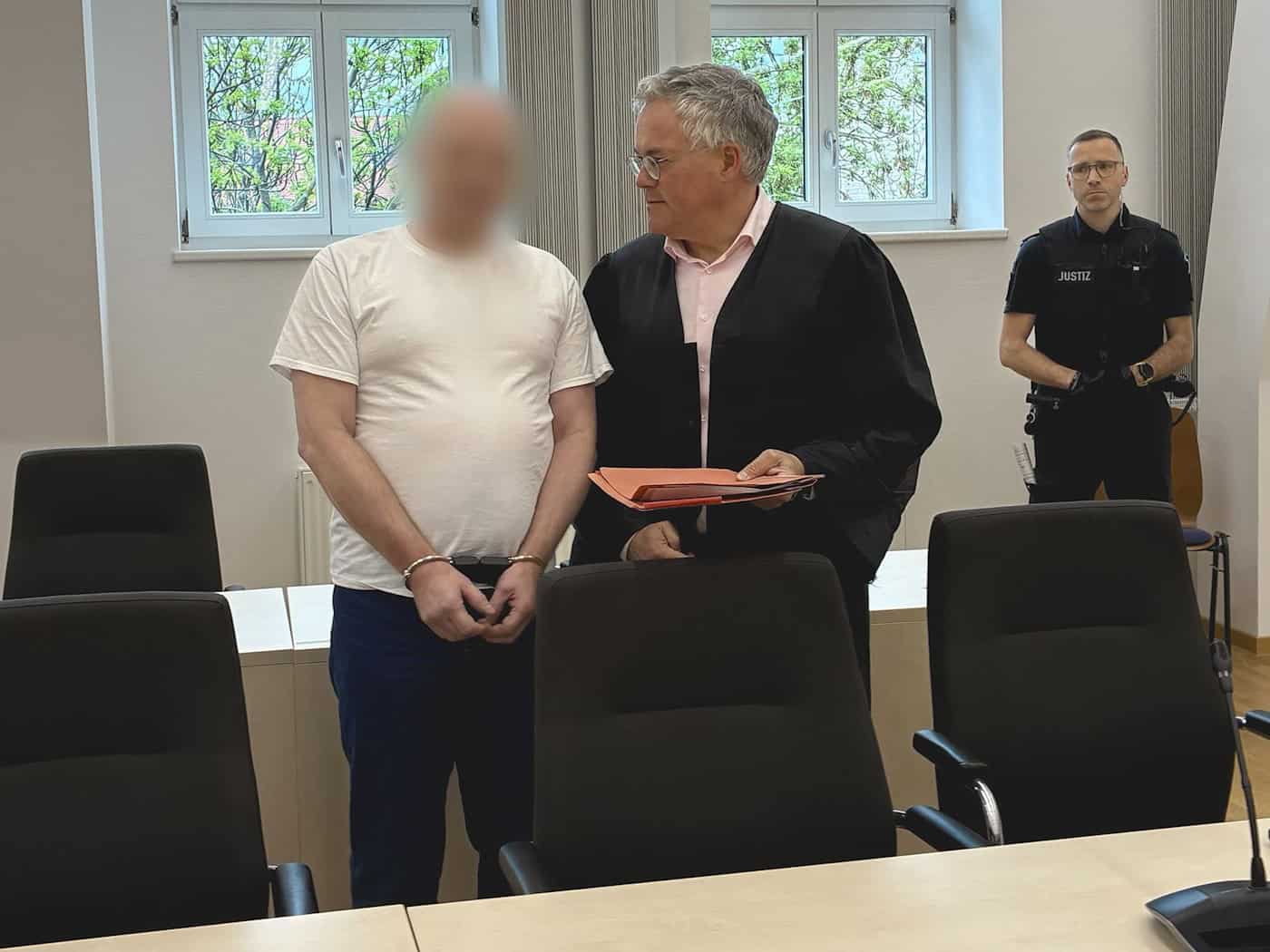 Dem 52-jährigen Angeklagten wird versuchter Mord vorgeworfen. Er soll im betrunkenen Zustand eine Nachbarin mit einem Fleischerbeil attackiert haben. / Foto: Marie Frech/dpa