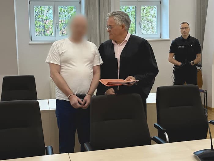 Dem 52-jährigen Angeklagten wird versuchter Mord vorgeworfen. Er soll im betrunkenen Zustand eine Nachbarin mit einem Fleischerbeil attackiert haben. / Foto: Marie Frech/dpa