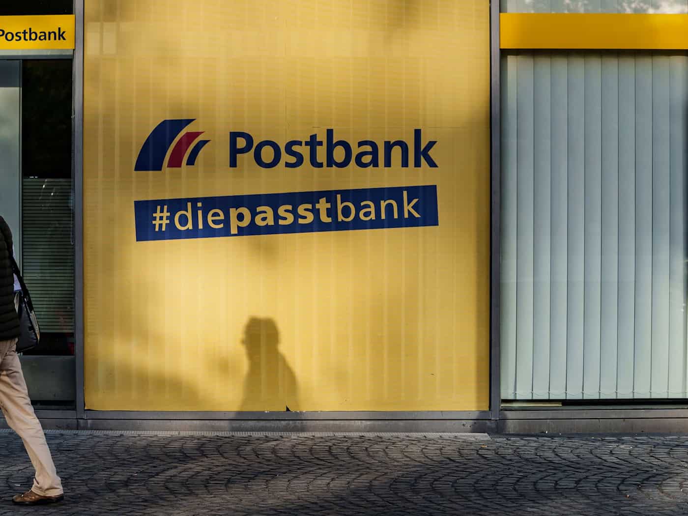 Beschäftigte der Postbank wollen mit Warnstreiks und Kundgebungen den Druck in den Tarifverhandlungen erhöhen. (Archivbild)  / Foto: Andreas Arnold/dpa