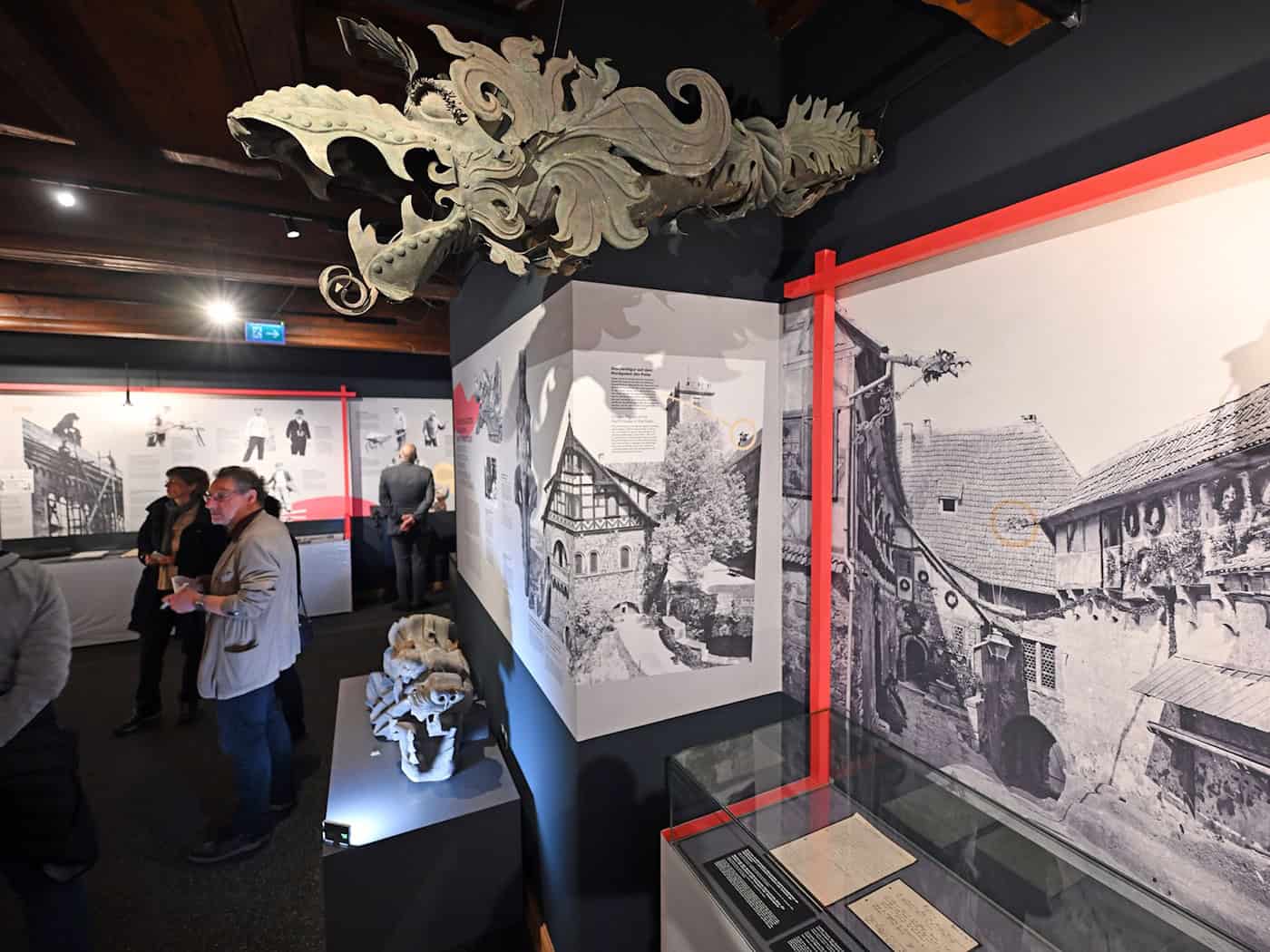 Neben Fundobjekten werden auch historische Fotos, Dokumente und Anekdoten präsentiert. (Archivbild) / Foto: Martin Schutt/dpa