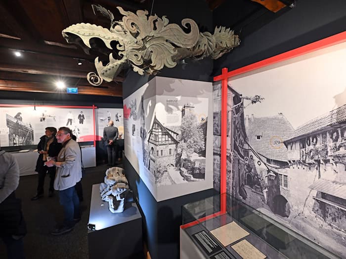 Neben Fundobjekten werden auch historische Fotos, Dokumente und Anekdoten präsentiert. (Archivbild) / Foto: Martin Schutt/dpa