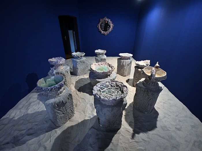 Drei Tonnen Sand im Erfurter Kunsthaus: Ausstellung 'Inside Empire' schafft magischen Raum