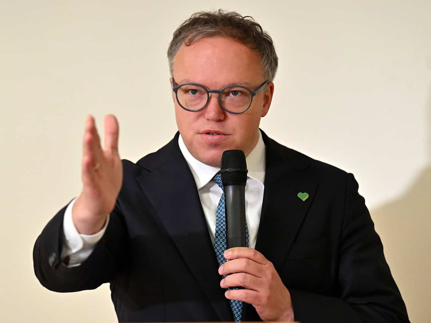 Thüringens Ministerpräsident Mario Voigt (CDU) sieht in AfD-Plänen zur Neuregelung von Staatsleistungen einen Angriff auf die Kirchen. (Archivbild) / Foto: Martin Schutt/dpa