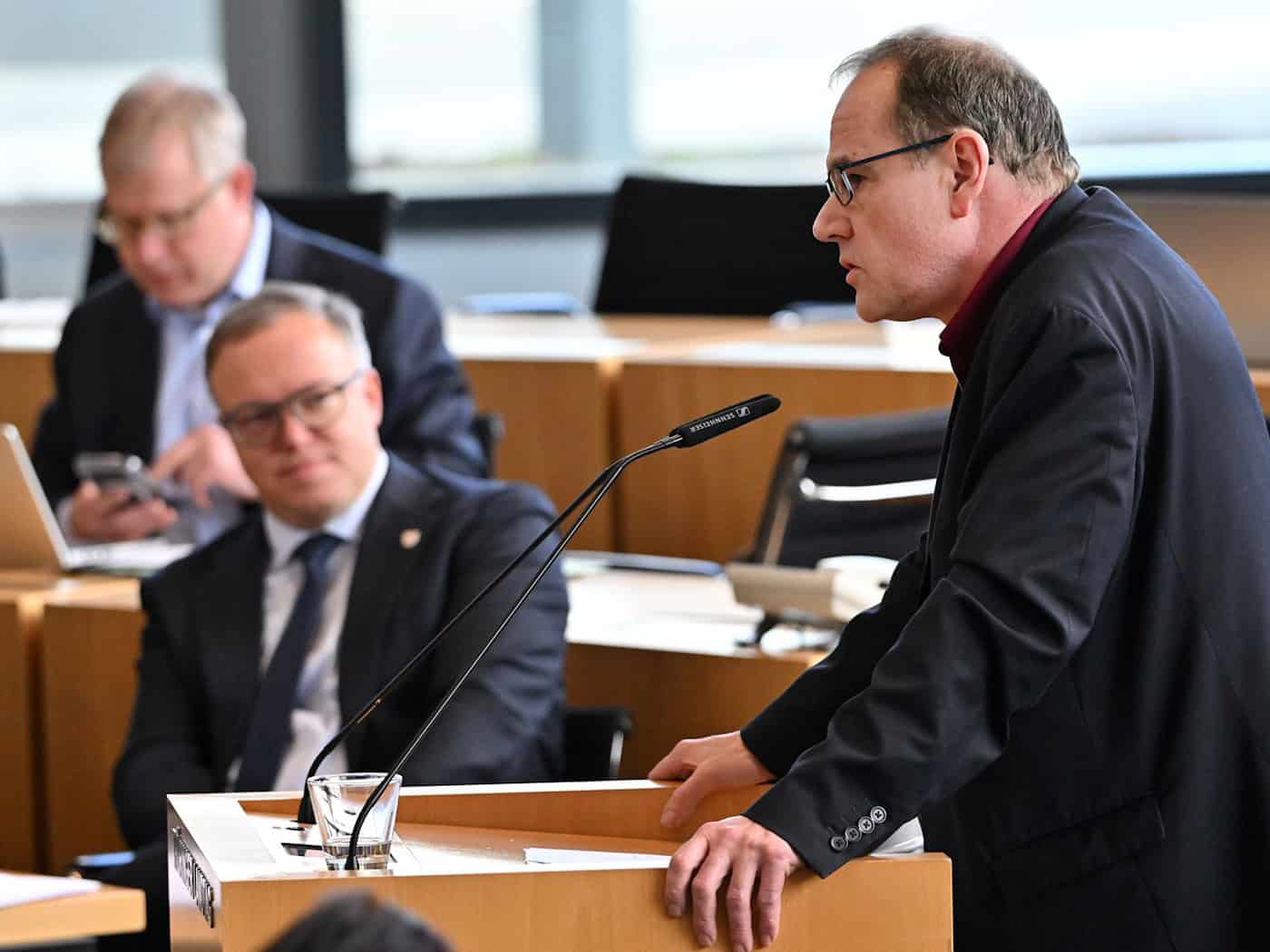 Hat die Thüringer Landesregierung die Fortschreibung der Klimaschutzstrategie verpasst? Umweltminister Tilo Kummer (BSW) sieht sich mit Plänen für ein neues Energiegesetz auf dem richtigen Weg. (Archivbild)  / Foto: Martin Schutt/dpa