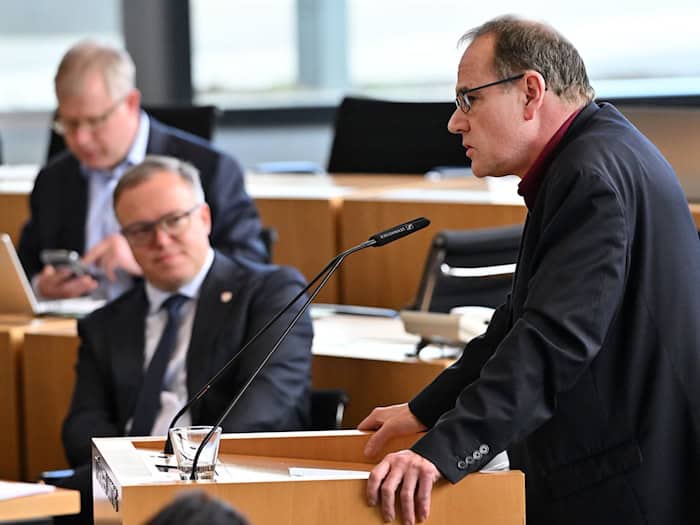 Hat die Thüringer Landesregierung die Fortschreibung der Klimaschutzstrategie verpasst? Umweltminister Tilo Kummer (BSW) sieht sich mit Plänen für ein neues Energiegesetz auf dem richtigen Weg. (Archivbild)  / Foto: Martin Schutt/dpa