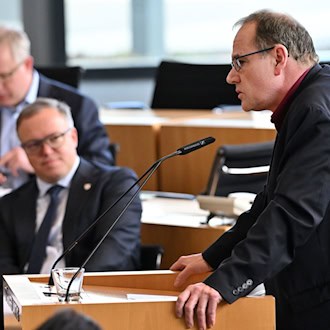 Hat die Thüringer Landesregierung die Fortschreibung der Klimaschutzstrategie verpasst? Umweltminister Tilo Kummer (BSW) sieht sich mit Plänen für ein neues Energiegesetz auf dem richtigen Weg. (Archivbild)  / Foto: Martin Schutt/dpa