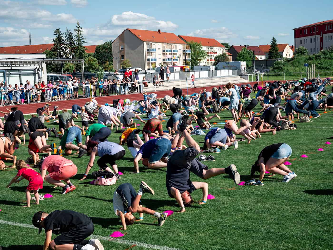 Kinder, Eltern und Senioren machten beim Weltrekordversuch am Weltpurzelbaumtag gemeinsam mit. / Foto: Daniel Vogl/dpa