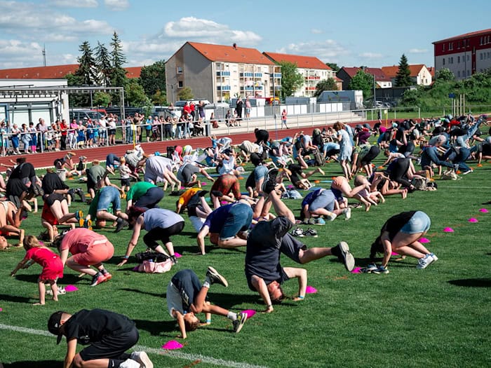 Kinder, Eltern und Senioren machten beim Weltrekordversuch am Weltpurzelbaumtag gemeinsam mit. / Foto: Daniel Vogl/dpa