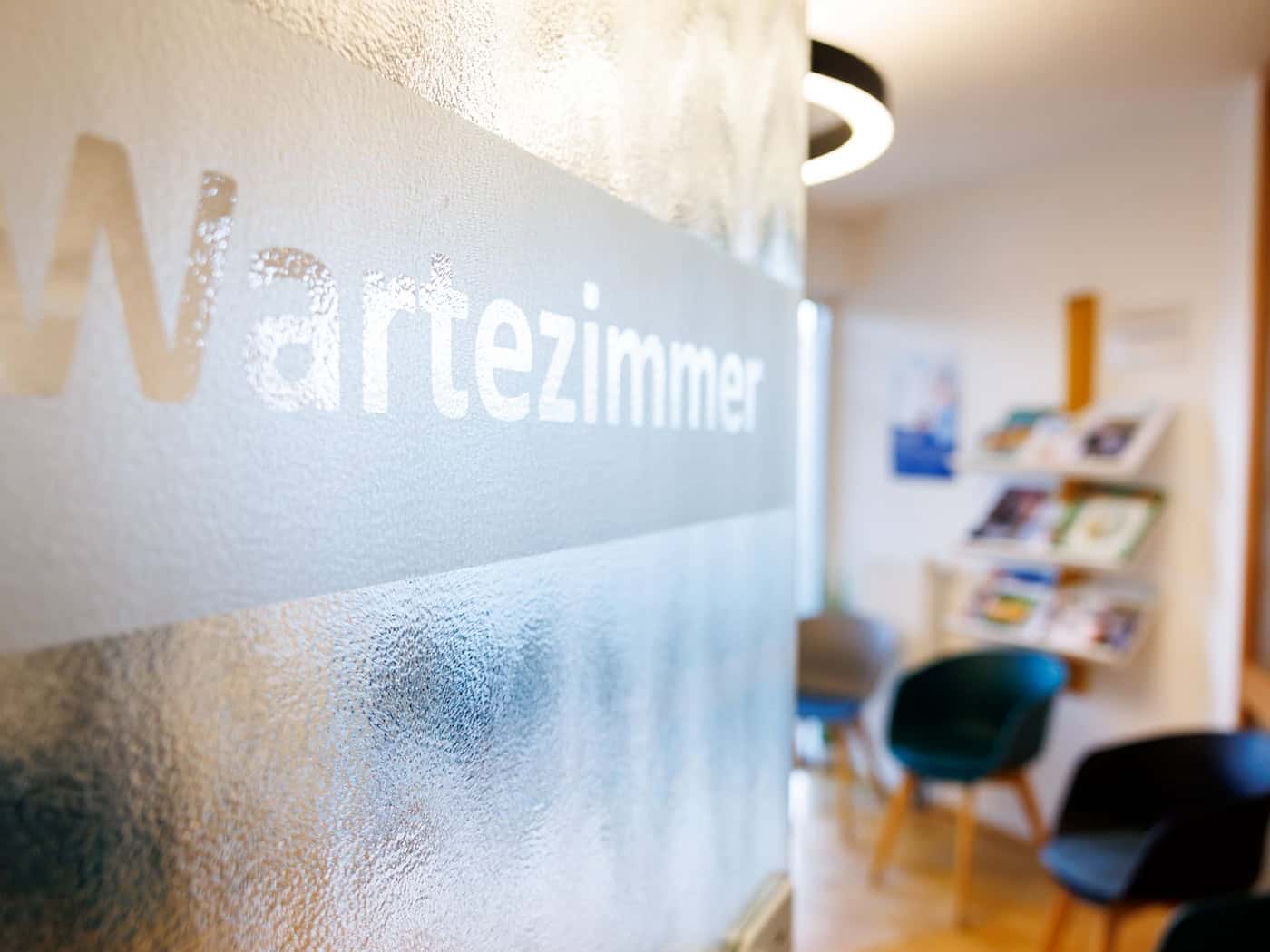 Kommt es durch das Gesundheitssparpaket zu weiteren Terminengpässen und längeren Wartezeiten? Die Kassenärzte warnen davor. (Symbolbild) / Foto: Daniel Karmann/dpa