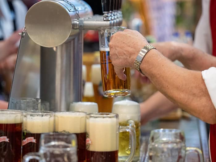 Thüringen hat im vergangenen Jahr rund 15,4 Millionen Euro aus der Biersteuer eingenommen (Illustration). / Foto: Monika Skolimowska/dpa