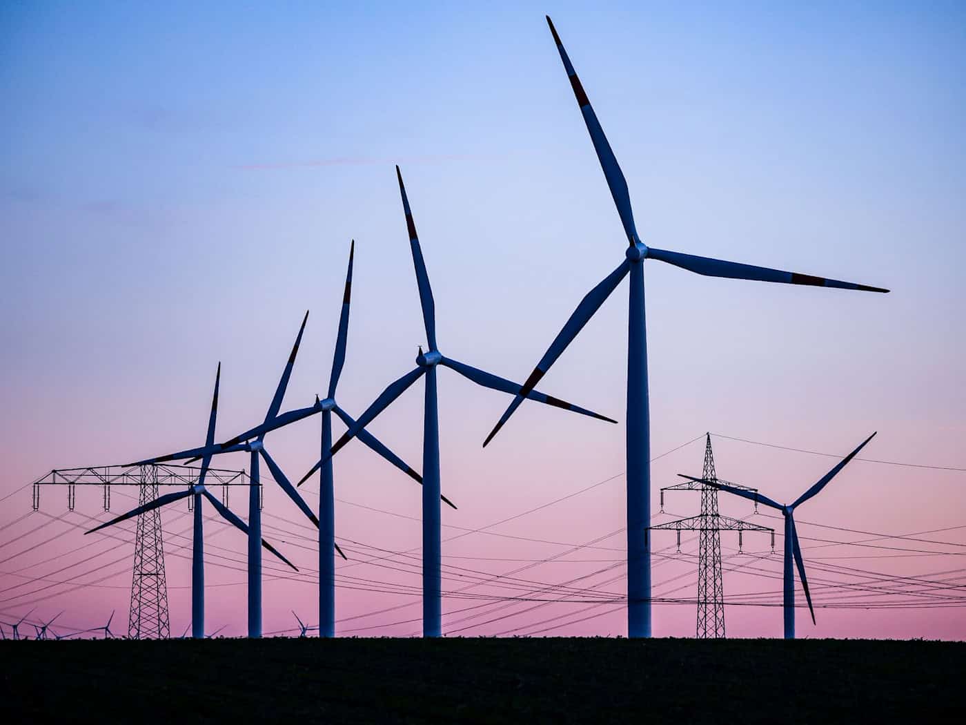 Sachsen-Anhalt zählt zu den größten Energieerzeugern bei Windkraft: Um Netze nicht zu überlasten, müssen Anlagen auch mal abgeschaltet werden. (Archivbild) / Foto: Jan Woitas/dpa